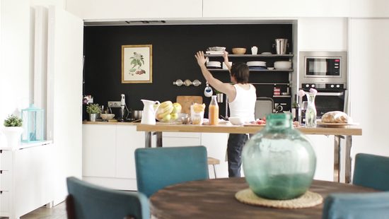 Перед отъездом сводного брата, девушка вспоминает о прекрастных днях проведенных вместе