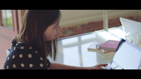 Тёлочка пишет статью в офисе и кончает от возбуждения