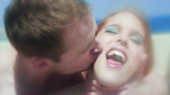 Тёлочка пишет статью в офисе и кончает от возбуждения