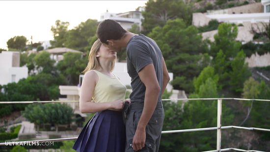 Отсосала любимому на балконе и приняла сперму в ротик