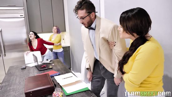 Студентка пригласила профессора домой и трахнулась с ним