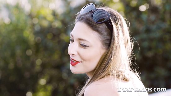 Занимаясь йогой, красотка соблазнила соседа и трахнулась с ним