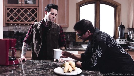 Гитарист прокладывает путь от ушей к пизде любой девушки