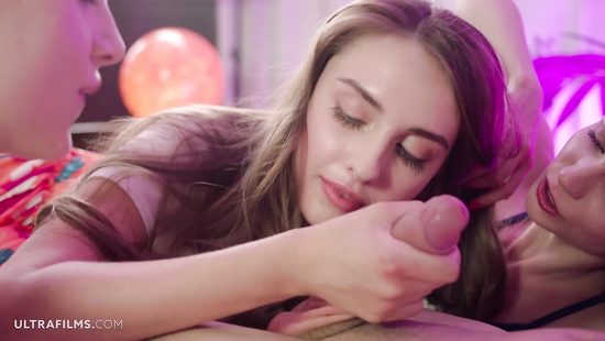 Девки позвали в гости соседа и тренируются на нем делать минет