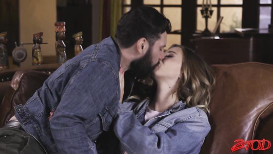 После прогулки бойфренд развел подругу на анал