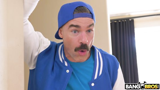 Телка забыла, что брат вернется и увидит ее голышом