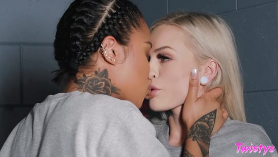 Заключенные лесбиянки смачно вылизали клитор друг другу