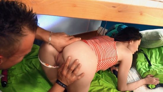 Уборщик хостела удачно оказался рядом во время возбуждения посетительницы