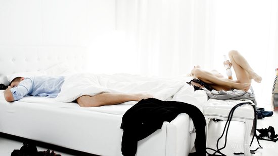 Воспоминания о ночи с незнакомцем заставили сучку начать мастурбацию