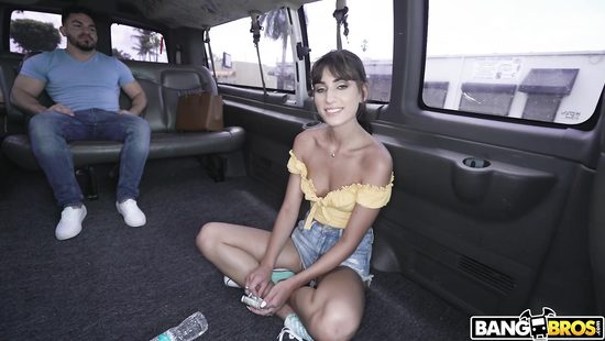 Стройная чика согласилась соснуть пикаперу за деньги