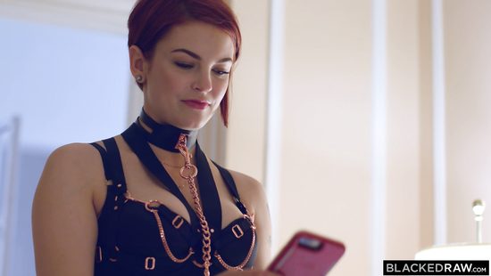 Рыжая шмара отпросилась у мужа на секс с чёрным самцом