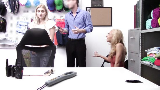 Сразу после обыска охранник выебал симпатичных студенток