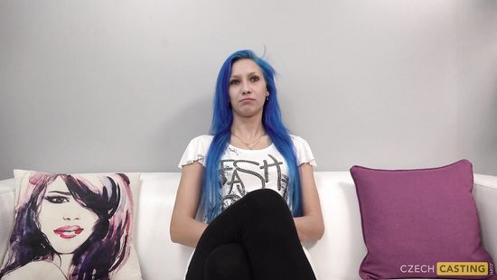 Синеволосая чешка покажет высший класс в минете на кастинге