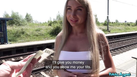 Убили время потрахавшись на перроне в ожидании поезда