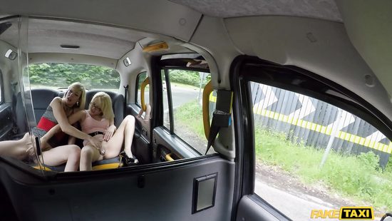 Милфы предложили ЖМЖ оплату на заднем сидении водителю