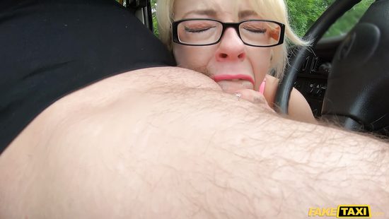 Милфы предложили ЖМЖ оплату на заднем сидении водителю