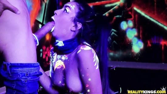 Неоновая секс комната лучший подарок для парня