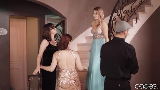 Слегка перебрала и отдалась официанту в туалете