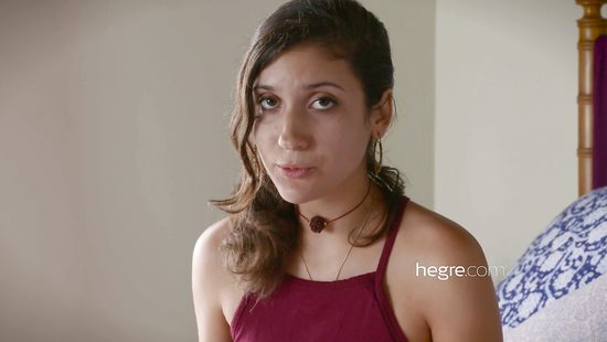 Лупит себя огурцом в задницу, чтоб женихам нравится