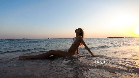 Проводим день на море с сексуальной худышкой