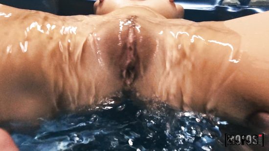 Пока мужики поехали за пивом, бабы развлекаются в бассейне