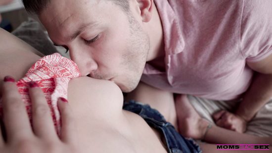 Мамаша хочет убедиться, что у малышки достойный кандидат в мужья