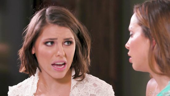 Чтобы успокоить невесту перед свадьбой, подружка решилась на лесбийские ласки