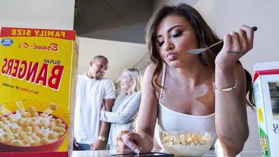 Тёлочка приютила подружку, а та в благодарность трахнулась с её бойфрендом