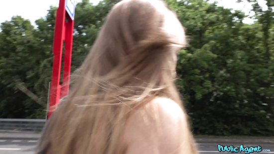 За несколько сотен евро русская шлюшка согласилась на минет и секс