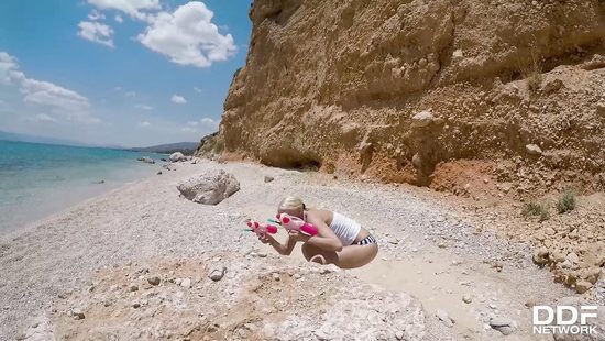 Забытый пляж превратился в любимое пристанище для лесби