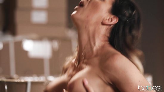 Случайная встреча с симпатичным парнем подарила шикарной милфе сногсшибательный оргазм