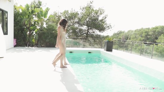 Мужики пусть потеют в офисах, а мы пока обменяемся куни