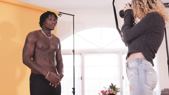 Член практически насквозь пронзил фотографшу