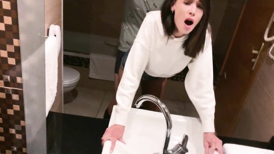 Парочка поставила за цель в жизни трахнуться во всех туалетах мира