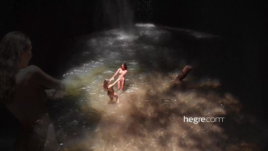 Амазонки нашли райский уголок для купания голышом