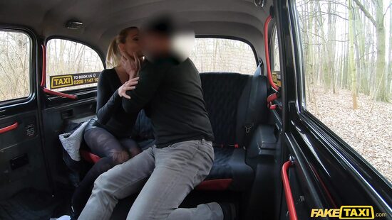 Проспорила таксисту, что сможет развести любого на трах