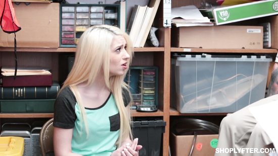 Молодая блондинка на складе дает себя лапать и трахать в вагину