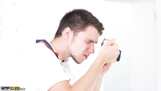 Фотограф приласкал молоденькую модель языком и вставил член в киску