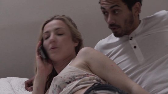 Влюбленные на диване занимаются сексом и парень кончает в киску подруги