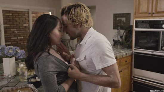 Друг вылизал волосатую киску, трахнул подругу в душе и в спальне