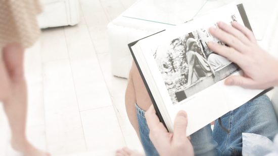 Парень со своей девушкой на диване занялись красивым аналом с камшотом