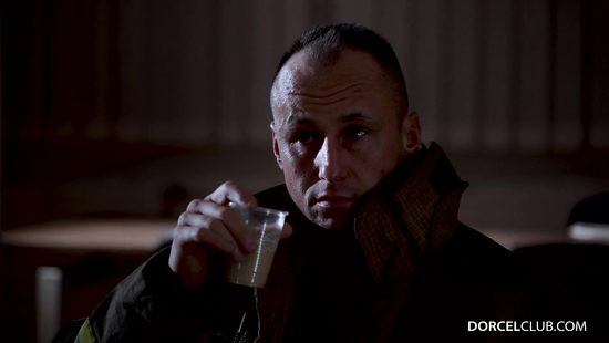 Похотливая медсестра удовлетворяет трех сотрудников МЧС в больничной палате