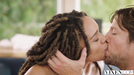 Милая мулатка напросилась на жёсткий секс со своим начальником