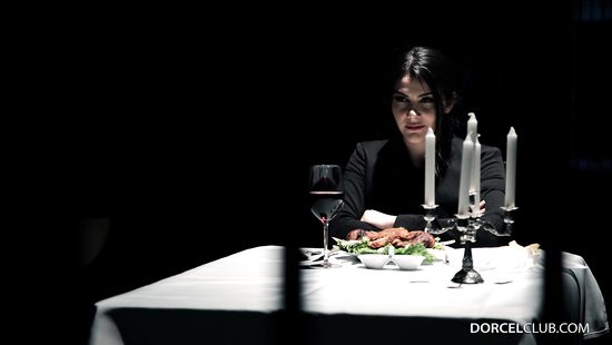 Начальница тюрьмы устроила групповой секс с заключенными