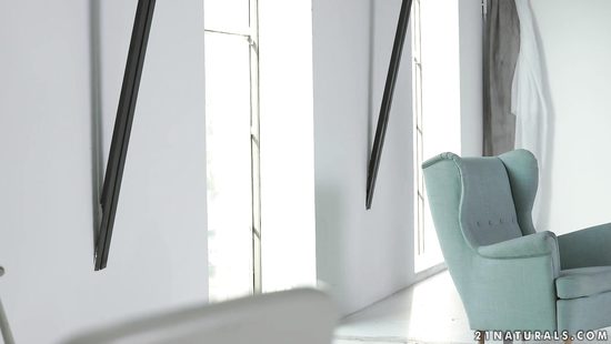 Бойфренд помог возбужденной девушке с анальным кайфом