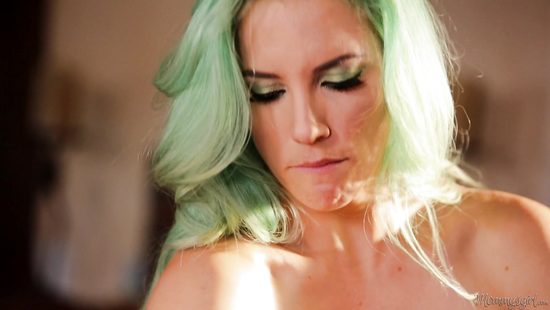 Застала гостью за мастурбацией и стала ее секс партнершей