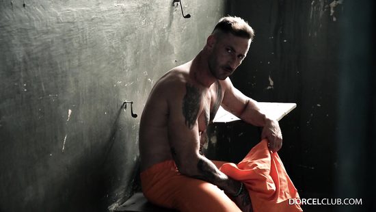 Заключенный активно имеет шлюху в камере за примерное поведение