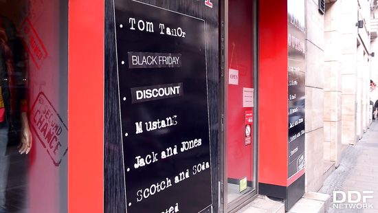 Продавщица предложила покупателю секс в подсобке магазина