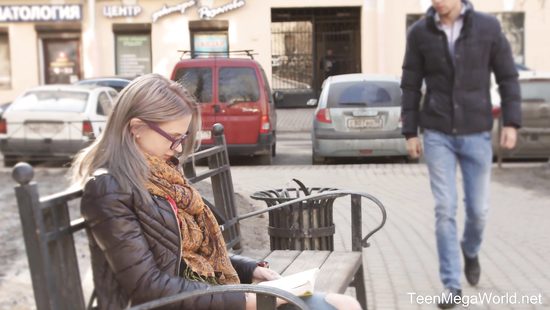 Очкастая девушка раздвигает ноги прямо на первом свидании