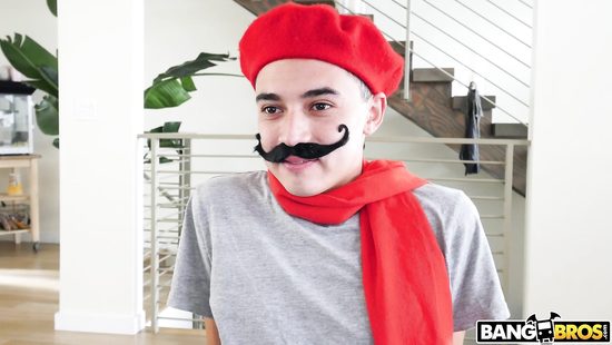 Училка французского соблазнила молодого парня на глазах его мамаши